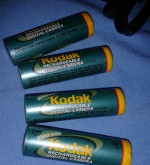 Predám nabíjačku Kodak na klasické tužkové a tenké AAA batérie – fotka 2